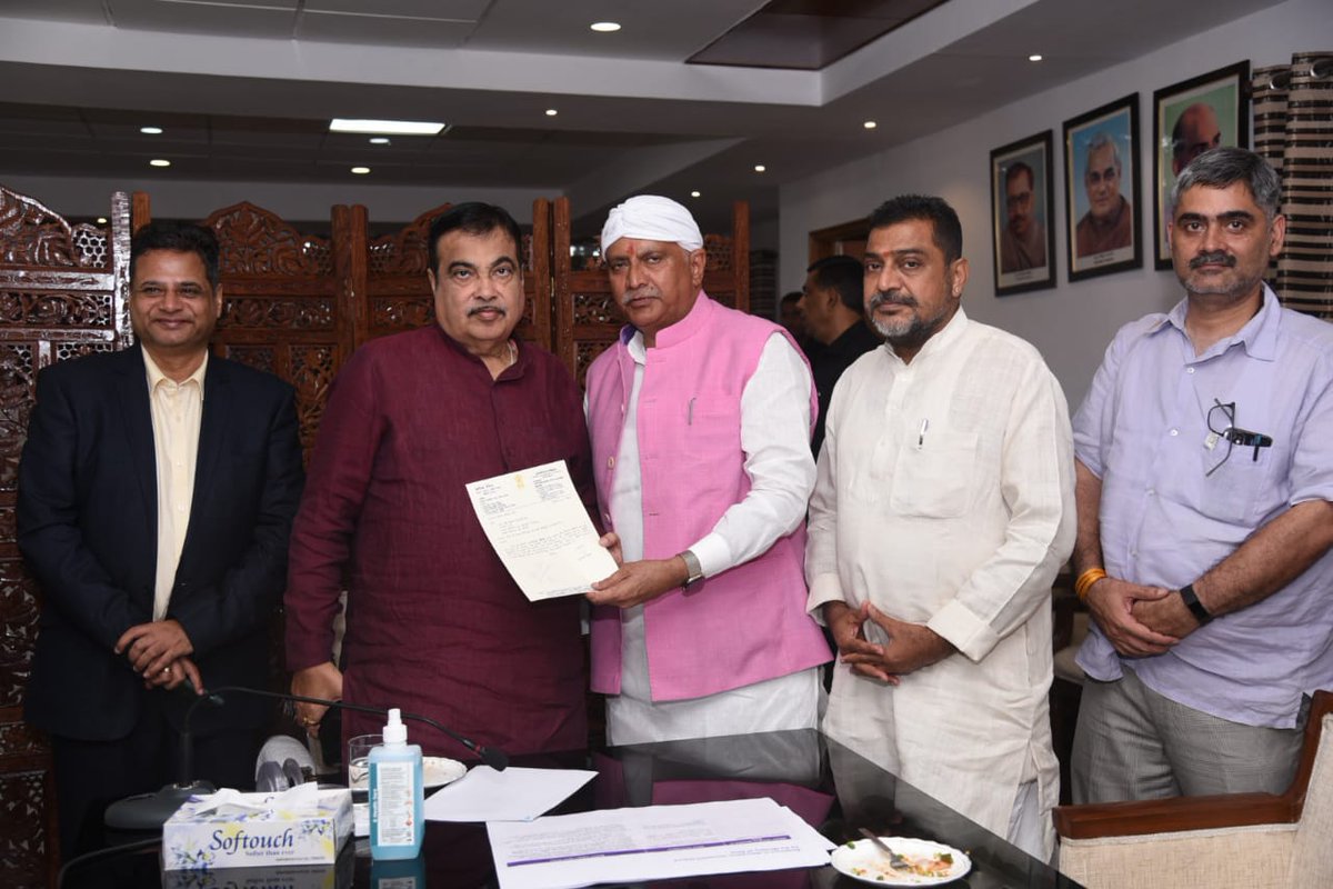GaneshSingh_in's tweet photo. आज दिल्ली में केंद्रीय सड़क परिवहन एवं राजमार्ग मंत्री माननीय श्री @nitin_gadkari जी से भेंट कर उन्हें मांग पत्र सौंपा।
इस अवसर पर दीनदयाल शोध संस्थान के राष्ट्रीय संगठन सचिव श्री अभय महाजन जी साथ रहे।

जिसमें अयोध्या से चित्रकूट रामपथगमन, राष्ट्रीय राजमार्ग में 
1/1 https://t.co/DJ67Oc50J7