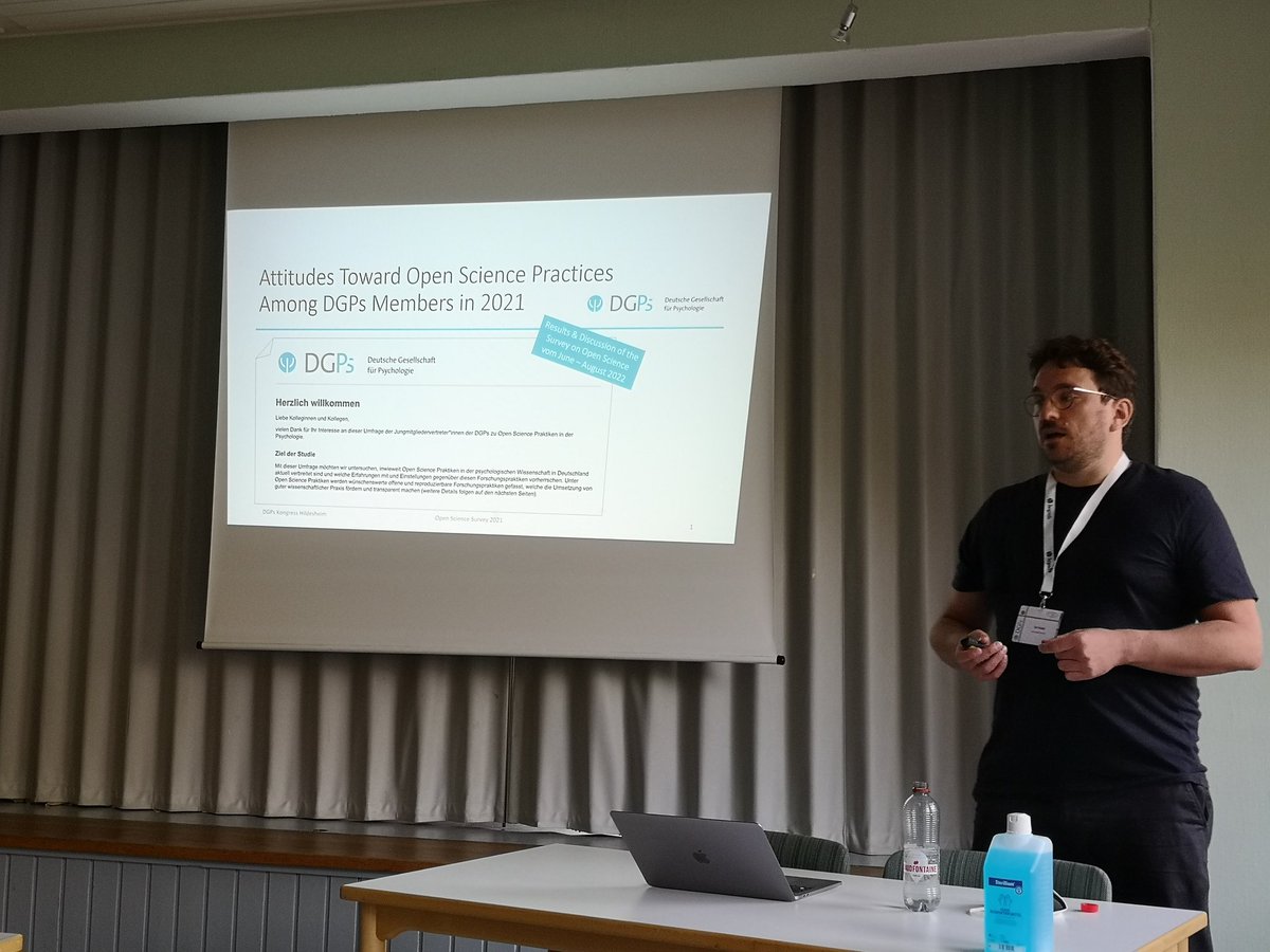 <a href="/VeitKubik/">Veit Kubik</a> is presenting results of the <a href="/DGPs_JuMis/">DGPs JuMis // ECRs</a> survey on the use of and hopes and fear related to #openscience at #dgpskongress