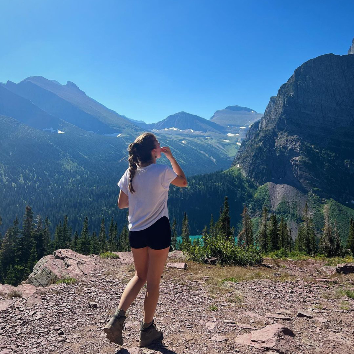 What snacks are always in your hiking bag? 🏔 Let us know in the comments!