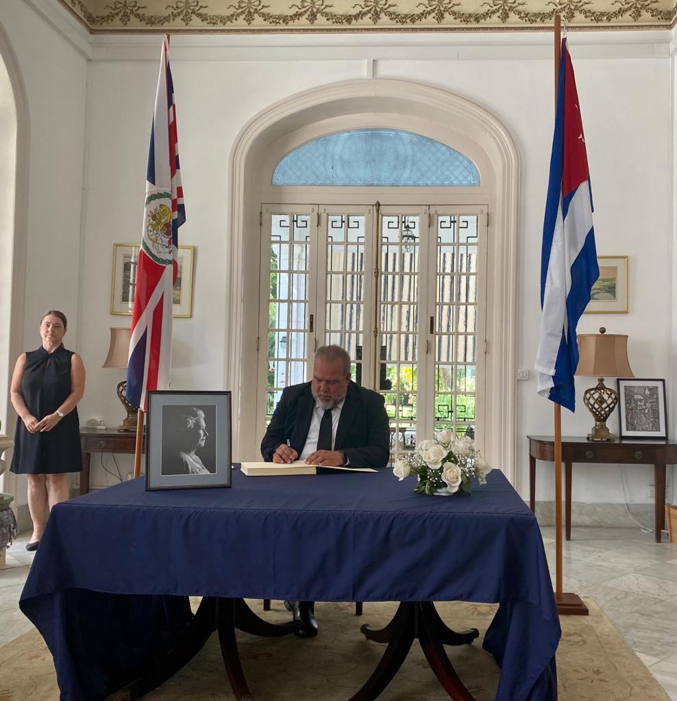 PresidenciaCuba's tweet photo. #AHORA el Primer Ministro, @MMarreroCruz, firma el libro de condolencias por el fallecimiento de la reina Isabel II, habilitado a tales efectos en la residencia del embajador británico en La Habana. https://t.co/2gC3ORJsAN