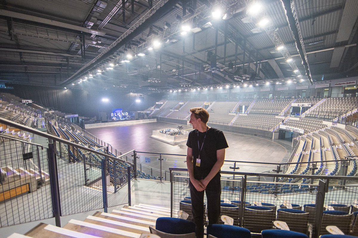 Alter! Heute Abend spiele ich das letzte mal indoor als Kummer. Und DAS ist halt die Halle 😳 #byebyekummer