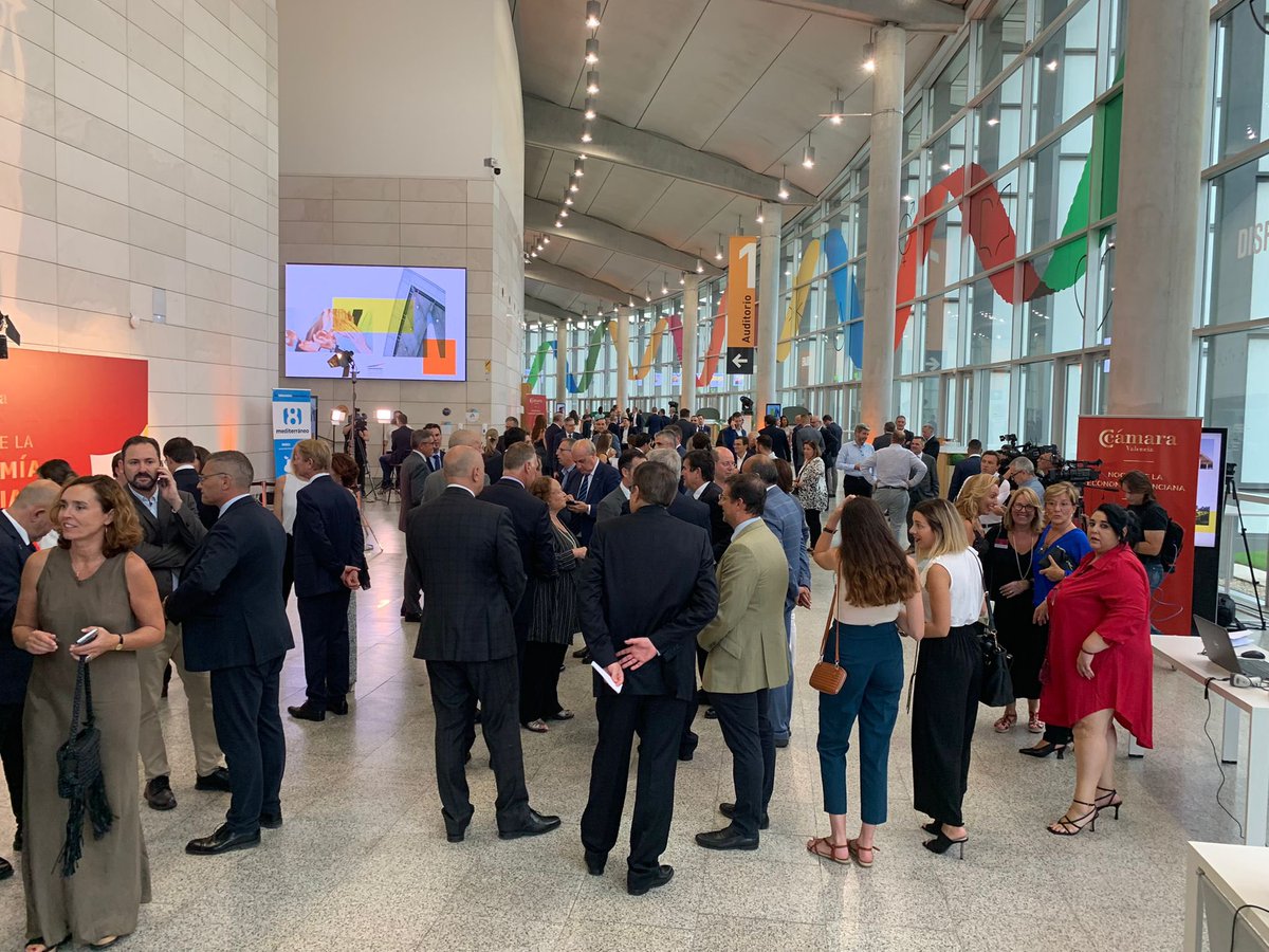 PalcongresVLC's tweet photo. 🥰 Hui l'economia es vist de gala a València, comença la #NocheEconomíaValenciana2022 en el @PalcongresVLC !🤍

#PremiosCámaraVLC2022 #Economia #ReadyForToday #ImprovingForTomorrow https://t.co/OdGKHW1bPQ