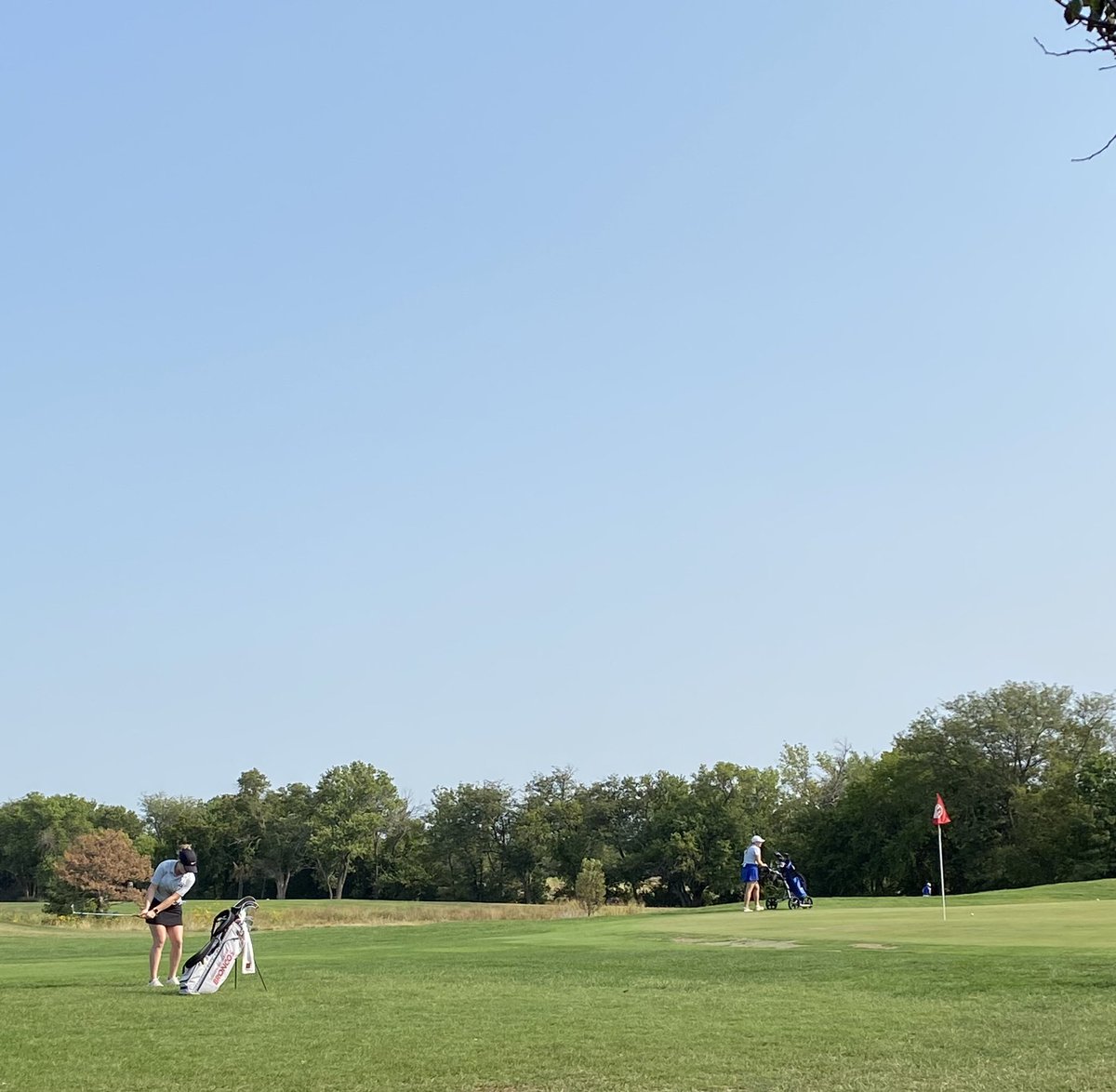 HCBroncosGolf's tweet photo. Anna chips on the Par-4 8th! https://t.co/ummSgwotUe