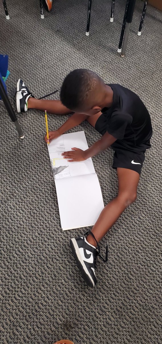 ACook_R2's tweet photo. These firsties worked hard sketching out their small moment writing! @SEstarsR2 @JessicaLiteracy https://t.co/bajAyYnA9E