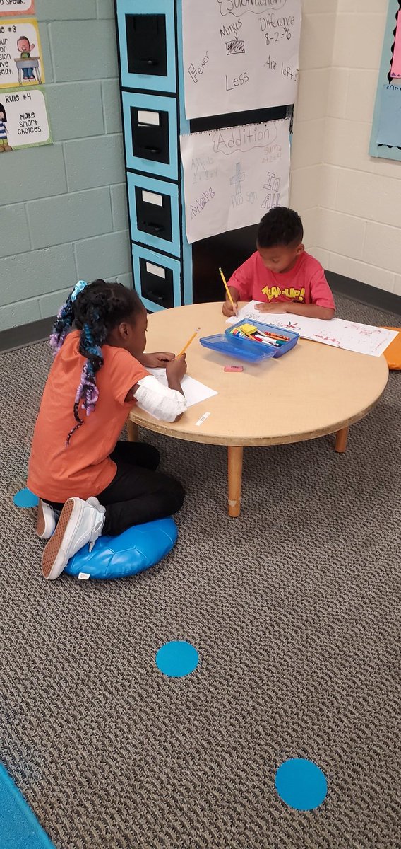 ACook_R2's tweet photo. These firsties worked hard sketching out their small moment writing! @SEstarsR2 @JessicaLiteracy https://t.co/bajAyYnA9E