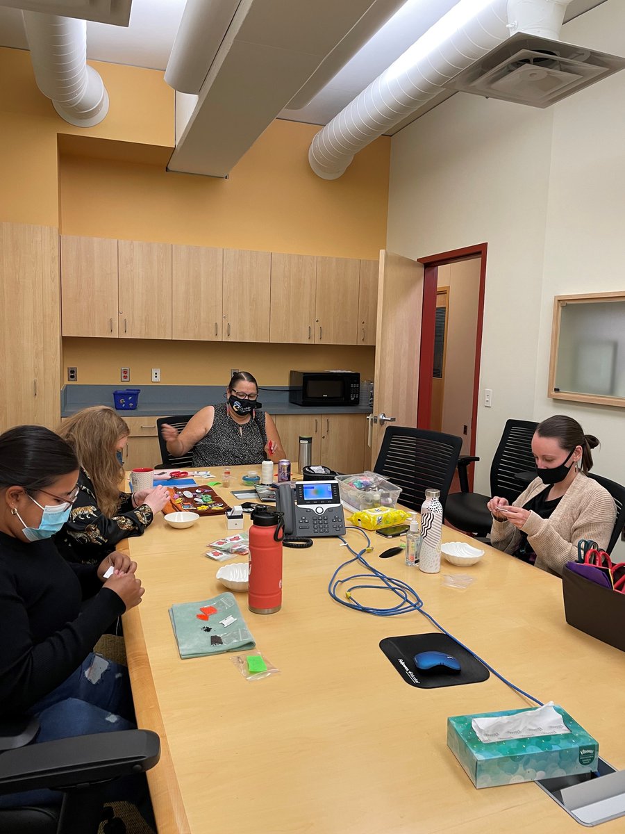 accessuofm's tweet photo. On Monday, #AccessUM students enjoyed a beading workshop led by our student support lead Shawna Bowler. The series continues Sept 28 and every second Monday after, on the second-floor of Migizii Agamik. All Access students are welcome to join this community-building activity. https://t.co/96rcQQ3ipc