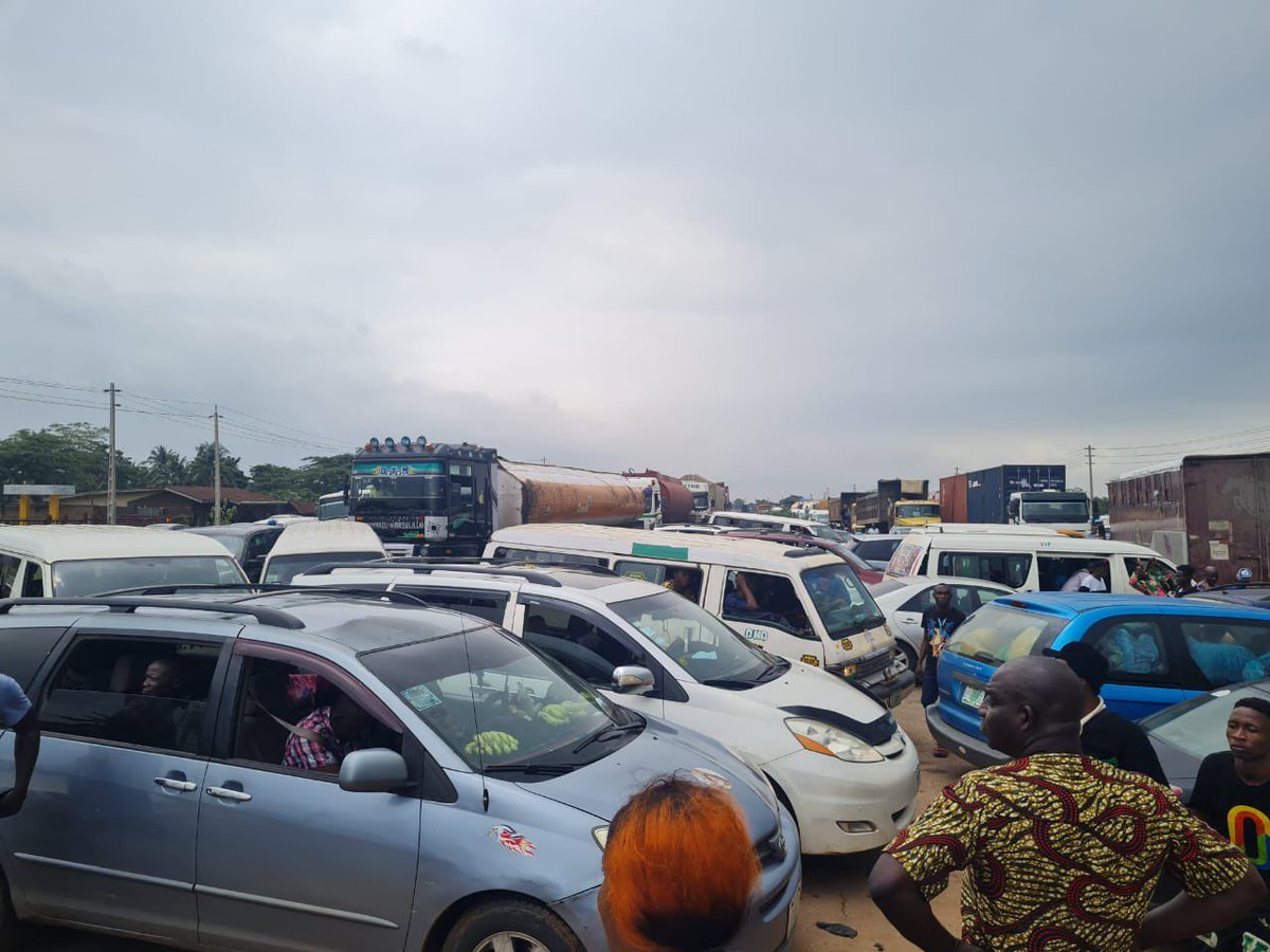 EiENigeria's tweet image. Protesting students block the Sagamu Interchange of the Lagos-Ibadan expressway over the ongoing strike by members of the Academic Staff Union of Universities (ASUU) 

What's the way forward for Education in Nigeria? #EndASUUstrike
