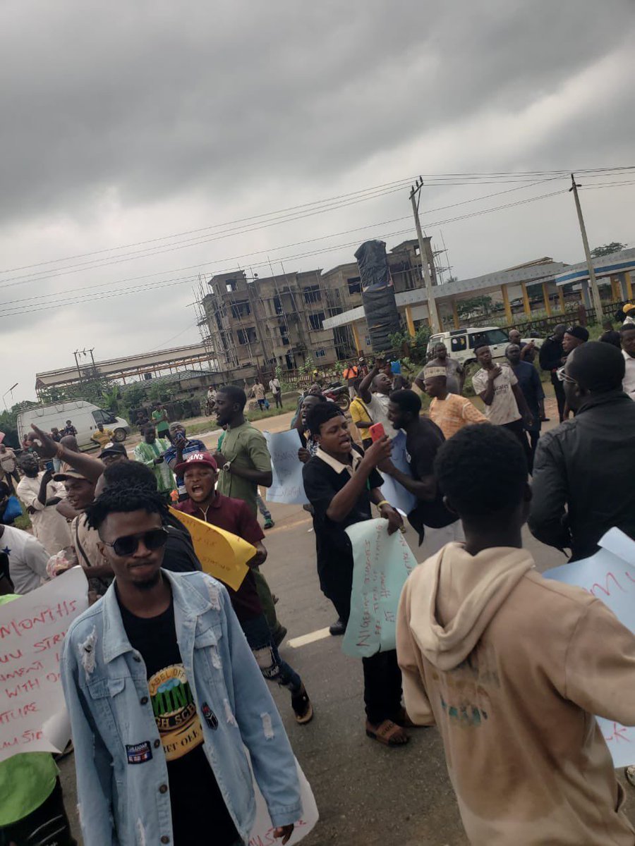 EiENigeria's tweet image. Protesting students block the Sagamu Interchange of the Lagos-Ibadan expressway over the ongoing strike by members of the Academic Staff Union of Universities (ASUU) 

What's the way forward for Education in Nigeria? #EndASUUstrike