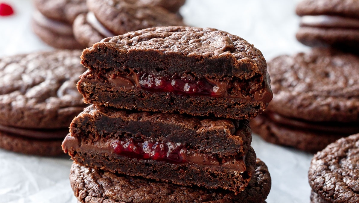 CooksMatches's tweet photo. Part cookie, part brownie and 100% delicious! ๐
Chocolate Raspberry Sandwich Cookies by @loveandoliveoil
Head over to their Instagram page to find the full recipe! ๐
#cookies #brownies #sweettreat #dessert #cooksmatches #chocolate #recipe #indulgent https://t.co/hHSJuS11cc