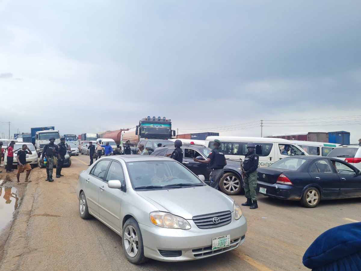 EiENigeria's tweet image. Protesting students block the Sagamu Interchange of the Lagos-Ibadan expressway over the ongoing strike by members of the Academic Staff Union of Universities (ASUU) 

What's the way forward for Education in Nigeria? #EndASUUstrike