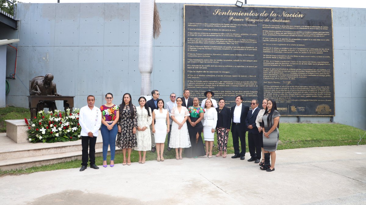 Diputadas y diputados de la LXIII Legislatura, colocaron ofrenda floral y montaron guardia de honor ante los bustos de los diputados constituyentes de 1813 y en el monumento al Generalísimo José María Morelos y Pavón, ubicados en las instalaciones del Congreso del Estado.