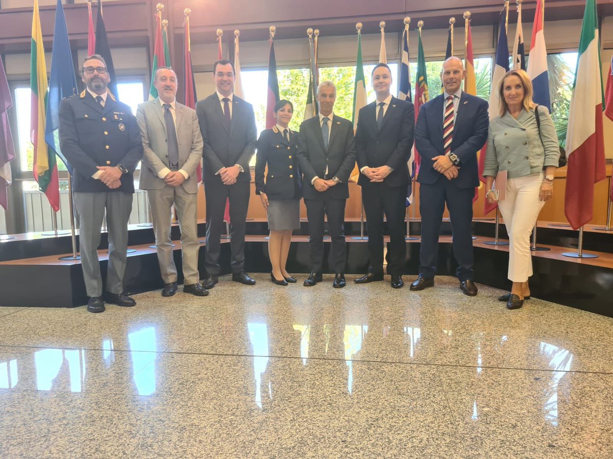 poliziadistato's tweet photo. Incontro a Roma, alla Scuola superiore di Polizia, tra il #VicecapoPolizia Rizzi e una delegazione @AusFedPolice.
Confronto sulle strategie di aggressione dei patrimoni illeciti e su metodologie di contrasto dei fenomeni criminali.
#13settembre https://t.co/Xw8u4yyBPL