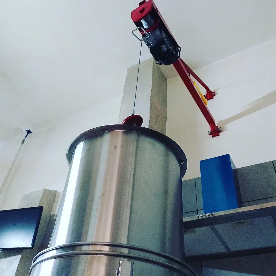 DHomebrewers's tweet photo. Esta semana tocaba la instalación del polipasto del nuevo equipo para facilitar el lavado y retirada de la malta mediante un mando y futura integración con el software de elaboración.
#diy #homebrew #diyhomebrew #diyhomebrewers #allgrainbrewering #beer #homebrewing #brewingbeer https://t.co/laNYBMtfRO