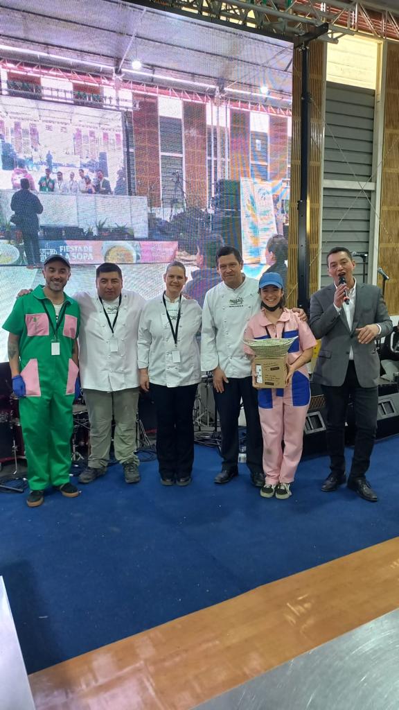 Hace 3 años empezamos a idear el sueño de crear una soperia con identidad, entretenida, innovadora y diferente
Este fin de semana #lacuchara tuvo su debut en la Fiesta de la Sopa, #Valdivia 2022 .... y ganamos como la mejor sopa del certamen !!

#sueñocumplido