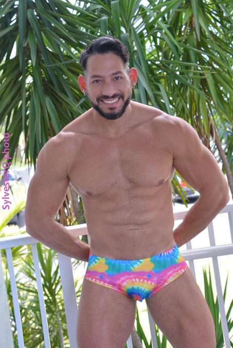 Remember always to smile ? 
.
? @SylvesterQPhoto 
? @SHOPjjmalibu ?
.
#swimsuit #brief #sexy #sexymen