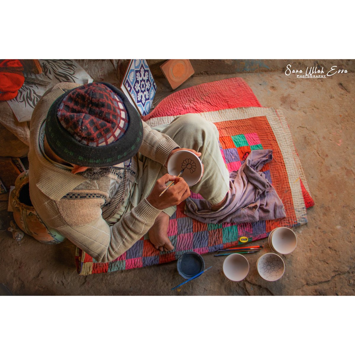 SanaUllahEssa's tweet photo. Photo of a worker in Hala Sindh working on handmade ceramic jars, wall tiles, ornamental furnitures, and potterys.
.
.
© Sana Ullah Essa
#pottery #Ceremic #HalaSindh #Sindh #handmadepottery https://t.co/MRAIdzr5qa