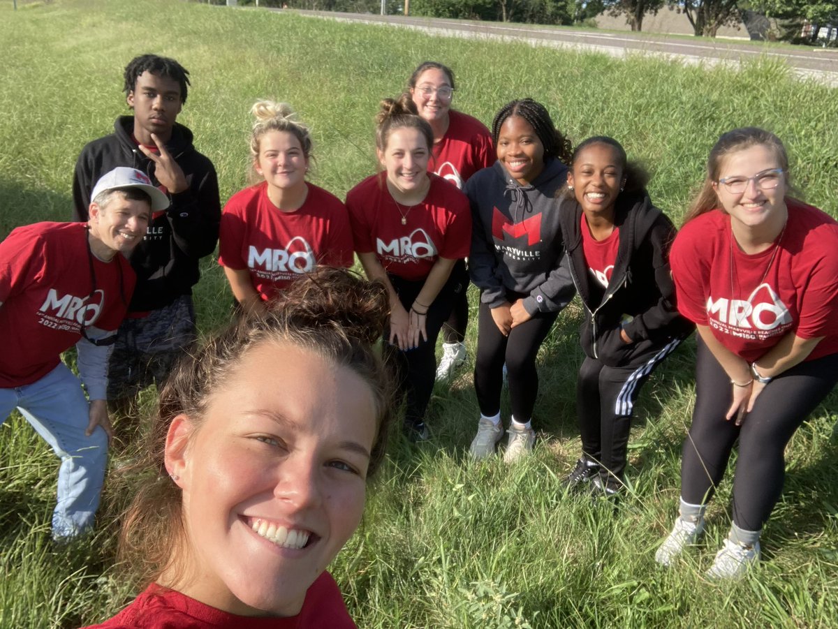 MaryvilleU's tweet photo. We have volunteers all over the #STL Metro area for Maryville Reaches Out, our annual day of service #MRO22 https://t.co/RDqCVKdqjZ