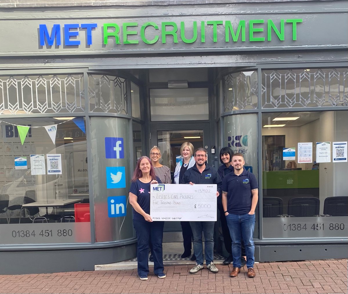 MET Recruitment UK (@met_recruitment) on Twitter photo This morning our charity team had the pleasure of handing over a giant cheque for ยฃ5,000 to Vi from <a href="/LcPackages/">Leslies Care Packages ๐</a> ๐
We are so proud of what our team has achieved and so grateful for the support we have received!
#Fundraising
#ThankYou
#METsBlackCountryTrust This morning our charity team had the pleasure of handing over a giant cheque for ยฃ5,000 to Vi from <a href="/LcPackages/">Leslies Care Packages ๐</a> ๐
We are so proud of what our team has achieved and so grateful for the support we have received!
#Fundraising
#ThankYou
#METsBlackCountryTrust