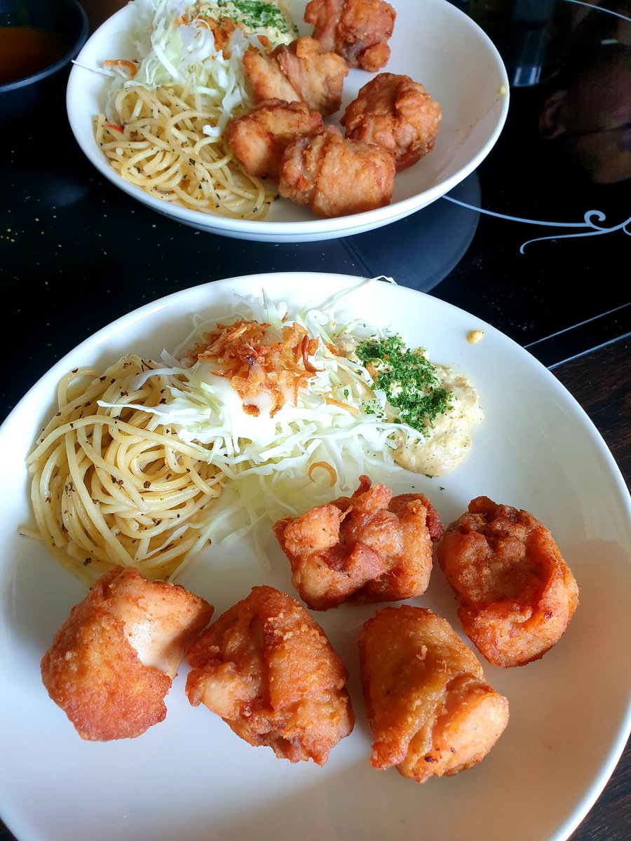 CshareYshare's tweet photo. ไปกินร้านนี้มาเป็นบุฟเฟต์ไก่ทอด ทอดใหม่ๆร้อนๆ เติมไม่อั้นทานได้ 1ชม.ราคาไม่แรงด้วย ไก่ทอด ผช 139฿ ผญ 99฿ ส่วนข้าวกับซุปบวกเพิ่ม 39฿ และมีแกงกะหรี่ให้ฟรีด้วยอร่อยมาก อีกอย่างที่ชอบคือมีซอสให้กินกับไก่ทอด 3แบบดีงาม พิกัด : morimoto อาคาร no.1 ซ.พัฒน์พงษ์ สีลม (บุฟเฟต์ 11.00-13.30) https://t.co/r1Zojxo2Xn
