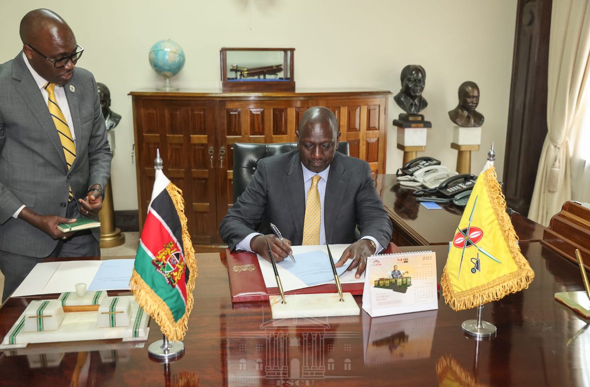 WilliamsRuto's tweet photo. Signed an Executive Order appointing four Court of Appeal Judges and another for two Environment and Land Court judges, State House, Nairobi. https://t.co/0SZ6ho6gF7