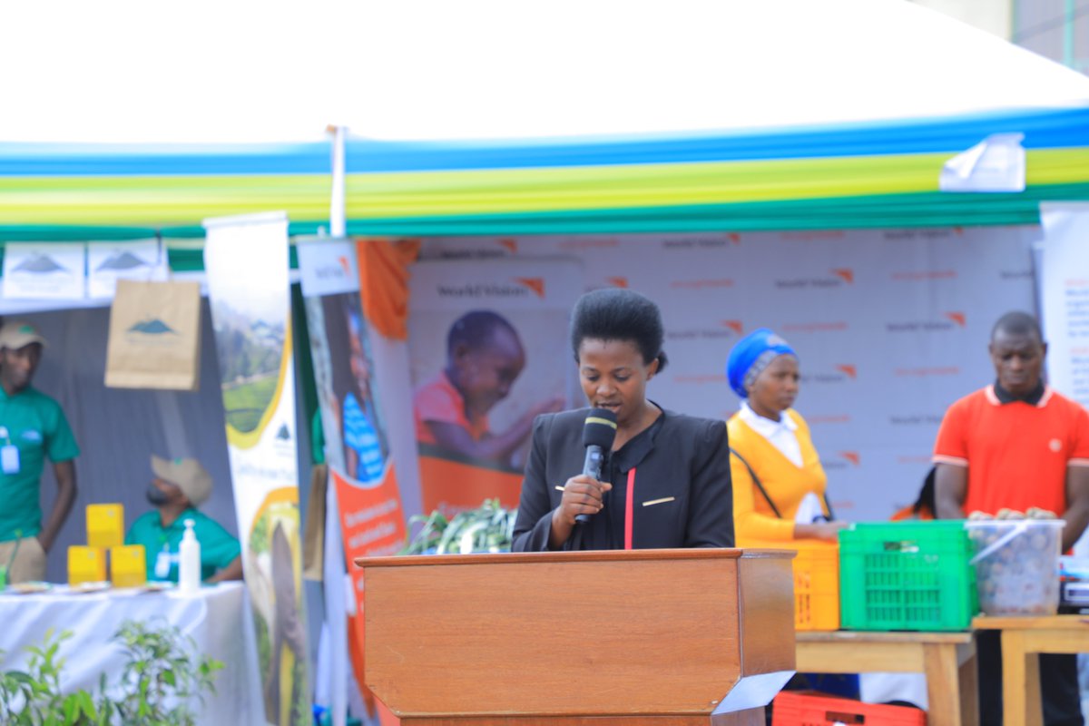 jbmbarute's tweet photo. The 1st day of @RutsiroDistrict open day, on 13th September 2022. Mayor 
@MurekateteTrip1 arashimira abafatanyabikorwa bitabiriye @RSSB_Rwanda @RwandaWest .Mituweli na Ejoheza Serivisi hafi @Regis_Rugema @ANgirinshuti @nzahumunyirwa @regishitimana #Rwanda https://t.co/Q6HzMPYztH