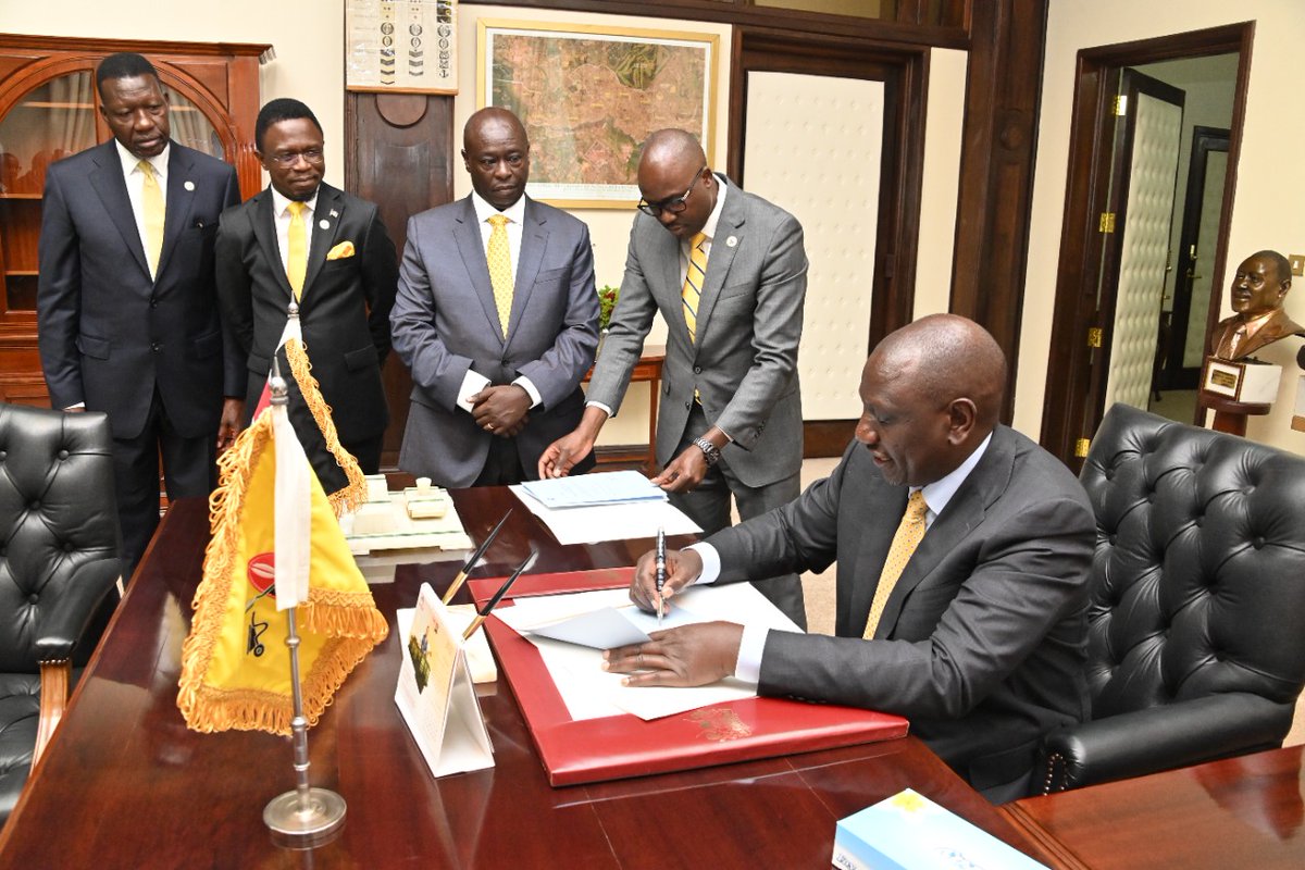 WilliamsRuto's tweet photo. It is our commitment to have a Judiciary that is adequately resourced to serve all Kenyans justly and impartially. That way, we will be safeguarding our democracy. https://t.co/hi0ww2l09F
