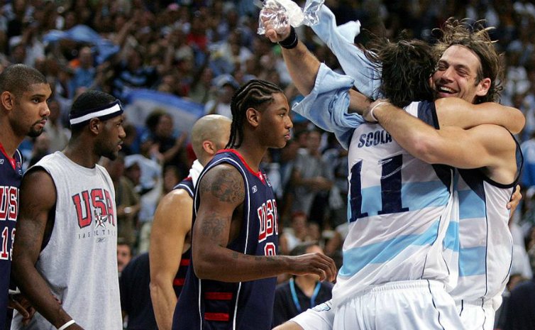 6toHombreLATAM's tweet image. Figuras estadounidenses sobre la derrota frente a Argentina en las semis de Atenas 2004: 

- LeBron: “Fue terrible formar parte de eso. Nos rompieron el culo”.

- Wade: “Fue horrible de ver”.

- Carmelo: “No nos podíamos volver a sentir así nunca más”.

Para tomar dimensión...
