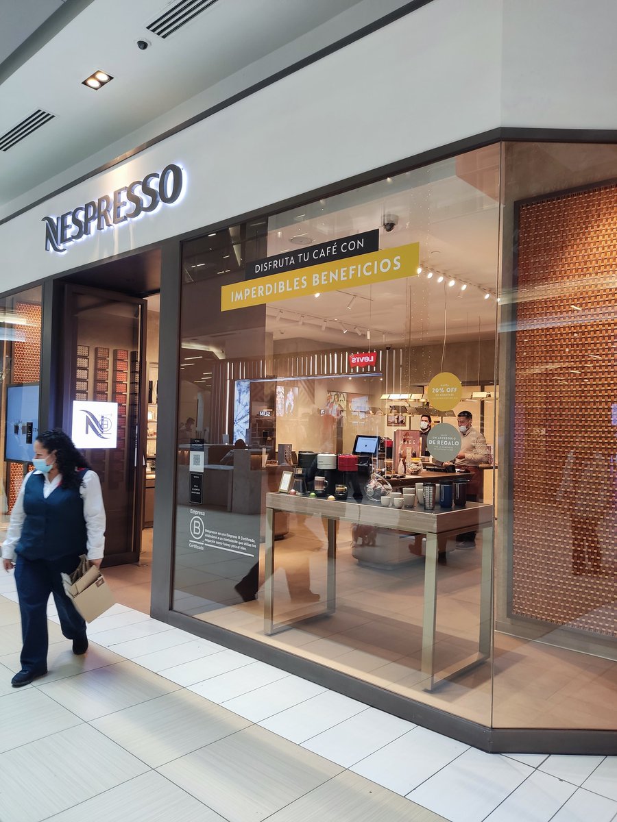 embrionesc's tweet image. Mi hermano tiene 13 años y está en el Espectro Autista. Vinimos a la tienda Nespresso del Costanera Center para comprarle un regalo a su mamá. Se enredó al hacer la pregunta, el que atendía le respondió y luego se dió vuelta para reírse..de mi hermano.