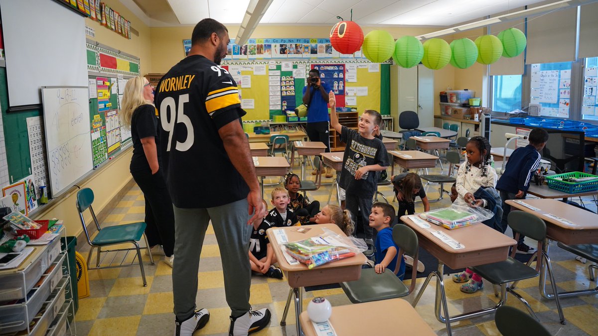 SteelersCR's tweet photo. For the second year in a row, @Chris_Wormley43 collaborated with The Education Partnerships Adopt-A-School program to deliver new school supplies for all the students at Pittsburgh Mifflin K-8.

@EduPartnership | @PPSnews https://t.co/4l9ssAgFsb