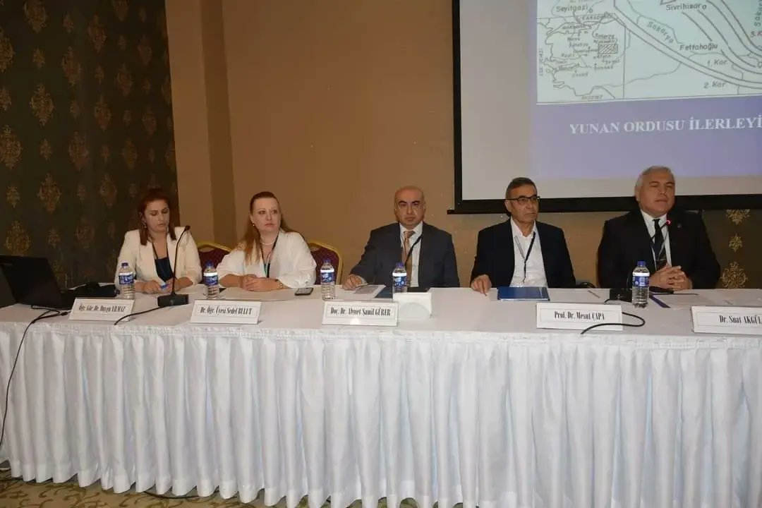 Haymana Kaymakamlığı ve Ankara Üniversitesi işbirliği ile düzenlediğimiz "101. Yılında Sakarya Meydan Muharebesi ve Haymana" sempozyumu ikinci gün oturumlarıyla sona erdi.
Sempozyum paydaşlarımıza, bildirileri ile katkı sunan akademisyenlere ve katılan herkese teşekkür ediyoruz.