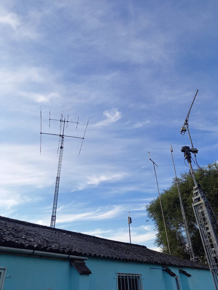M0GIW's tweet photo. Busy evening at #FinningleyARS #hamr #hamradio https://t.co/ZZv3cVocLo