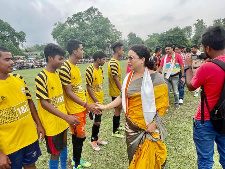 ttjnadia's tweet photo. তেহট্ট বিধানসভার কিশোরপুর ফুটবল ময়দানে কিশোরপুর ক্লাব আয়োজিত আটদলীয় টুর্নামেন্টের সেমিফাইনাল ও ফাইনাল ম্যাচে
"হাতে পায়ে আঘাতের ক্ষত, অন্তরে জ্বলন্ত মশাল!
ফুটবল মানে হলো আত্মত্যাগ, উৎসর্গ-কঠিন পরিশ্রম,
 মাঠের লড়াই আর সীমানার বাইরে বন্ধুত্বের সংমিশ্রণ"
.@aitcsudip https://t.co/i0Dyuo7DiH