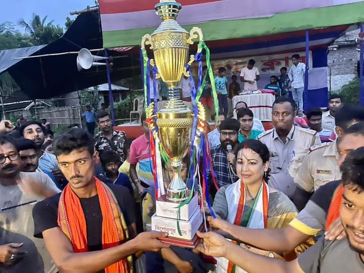 ttjnadia's tweet photo. তেহট্ট বিধানসভার কিশোরপুর ফুটবল ময়দানে কিশোরপুর ক্লাব আয়োজিত আটদলীয় টুর্নামেন্টের সেমিফাইনাল ও ফাইনাল ম্যাচে
"হাতে পায়ে আঘাতের ক্ষত, অন্তরে জ্বলন্ত মশাল!
ফুটবল মানে হলো আত্মত্যাগ, উৎসর্গ-কঠিন পরিশ্রম,
 মাঠের লড়াই আর সীমানার বাইরে বন্ধুত্বের সংমিশ্রণ"
.@aitcsudip https://t.co/i0Dyuo7DiH