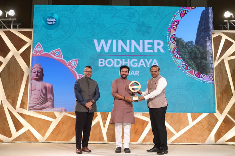 FollowBihar's tweet photo. ☸️Bihar is felicitated with "Best Spiritual Destination" for Bodh Gaya at Outlook Awards 2022.
☸️Principal Secretary, Toursim Dept @SantoshKMall1 receiving on behalf of state from Union Minsiter @kishanreddybjp.
#FollowBihar https://t.co/VQQxQ0HP6S