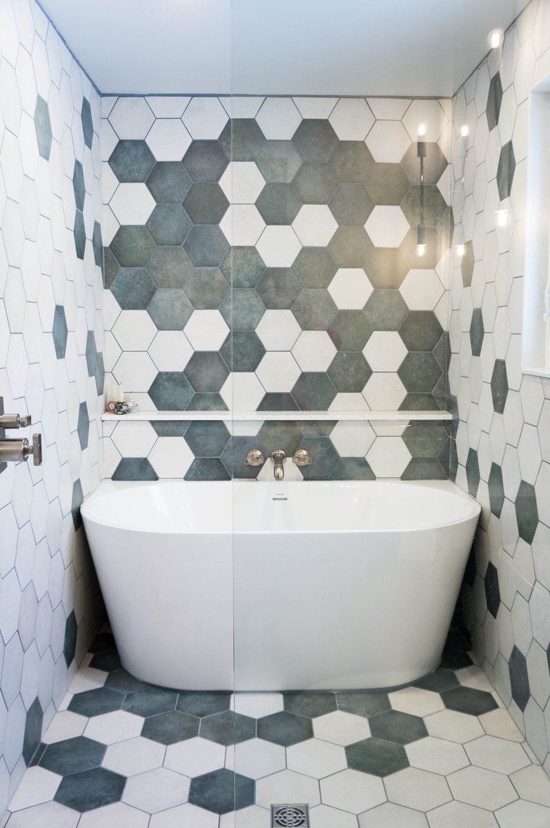OakvilleKitchen's tweet image. This dark bathroom needed an update. With the help of lighter walls, a large mirror, improved lighting and a bit of fun with a whimsical tile layout, it’s now a space that makes you smile.

#cambriaquartz #artcraftkitchens  #factorytiledepot #brizo #acritec #kohler #topknobs