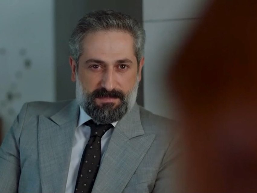 هادي حديد: بالسوق اسمه الديب لأنه مثل الذئب خبيث، ذكي وغدّار. #العين_بالعين إنتاج شركة الصبّاح، إخراج رنده علم وكتابة سلام كسيري. يعرض الآن على منصة شاهد 
<a href="/ShahidVOD/">SHAHID</a> <a href="/CedarsArt/">Cedars Art Production</a>