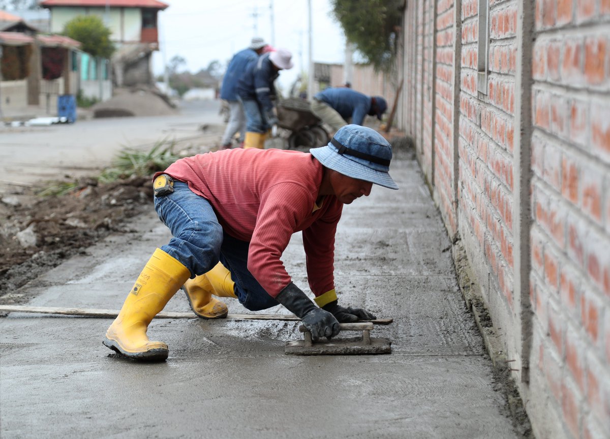 La Municipalidad trabaja en la construcción de aceras y bordillos en la vía al barrio La Primavera, esto como complemento al asfalto que se realizó en los alrededores del edificio del Registro Civil.
#FranciscoElíasYanchatipán
ALCALDE DE PÍLLARO