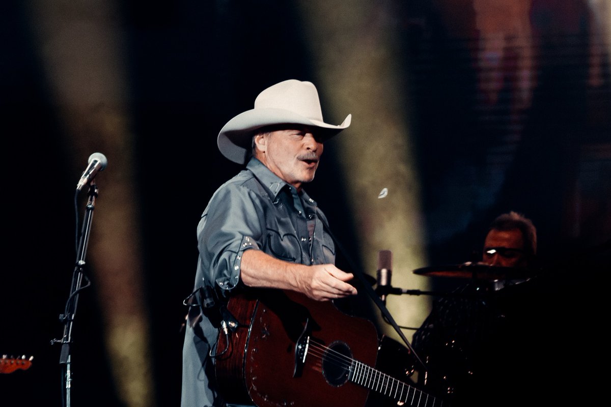 OfficialJackson's tweet photo. Have you ever caught one of Alan’s guitar picks? #LastCallWithAlan

📸: @JoshGicker https://t.co/i1JUxavoP1