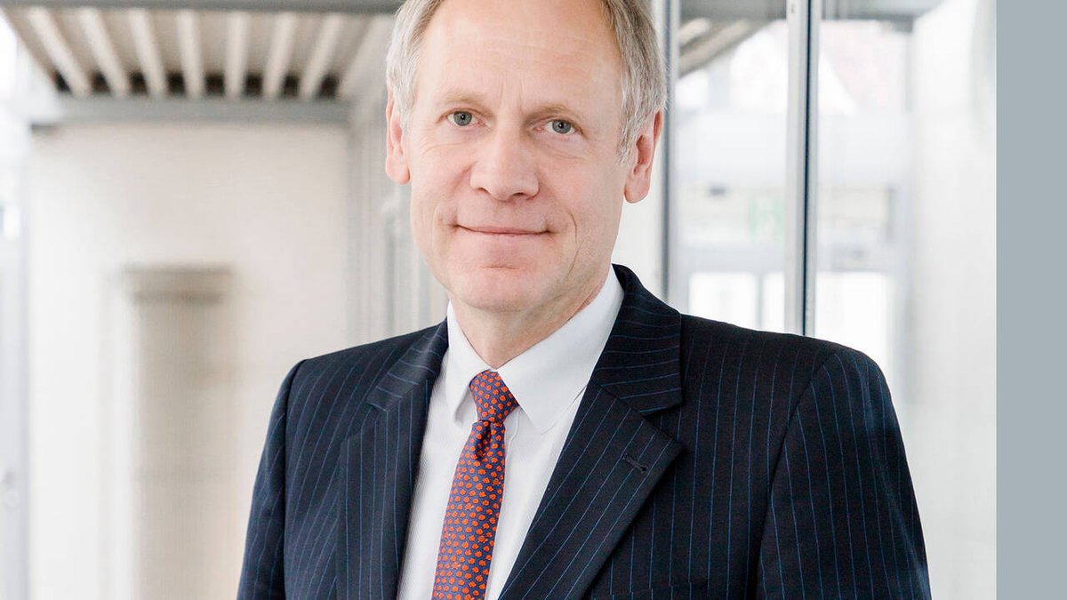 boerseonline's tweet photo. https://t.co/3p0mxu20r2
Ab einer #Inflation von über 2,5 Prozent verdient #Acatis-Chef Hendrik #Leber künftig weiterhin Geld mit einem #Zertifikat von #GoldmanSachs. Davon profitiert unter anderem sein #Mischfonds #Acatis #Datini #Valueflex. https://t.co/ZXYC9X1OHk
