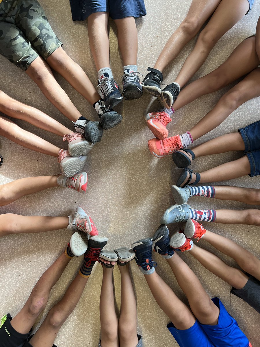 artiescola's tweet photo. Iniciem un nou curs carregat de reptes i projectes. Parlem de nosaltres! Som un EQUIP! Busquem maneres d’expressar-ho. @artiescola @escolamsola #TallerDART #Empatia #Projectes #Equip #TotsSOmDiferents https://t.co/qFh6k3Ccl8