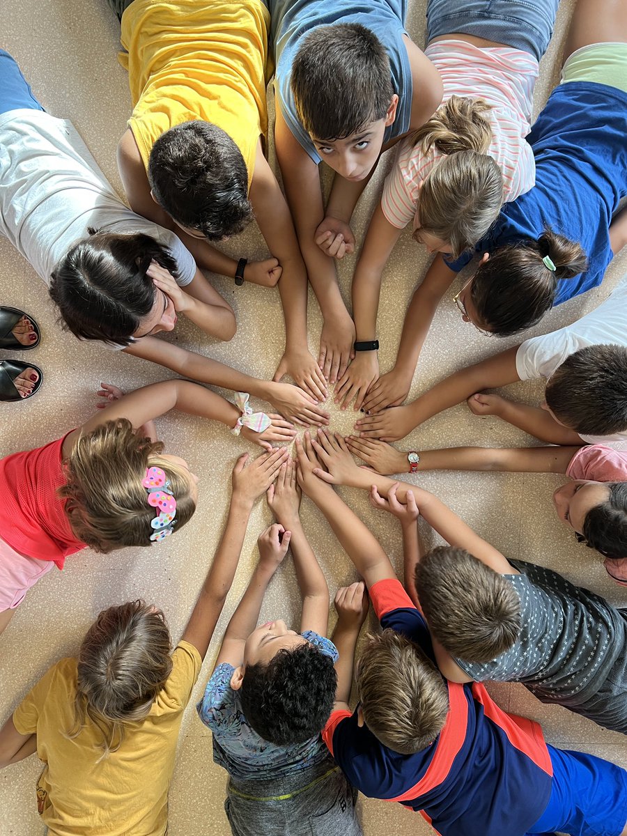 artiescola's tweet photo. Iniciem un nou curs carregat de reptes i projectes. Parlem de nosaltres! Som un EQUIP! Busquem maneres d’expressar-ho. @artiescola @escolamsola #TallerDART #Empatia #Projectes #Equip #TotsSOmDiferents https://t.co/qFh6k3Ccl8