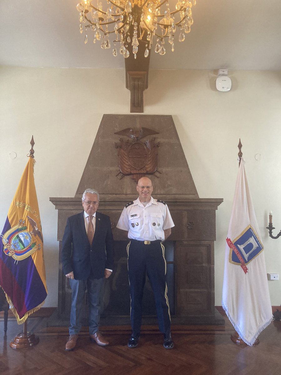 El general James Taylor, director del Colegio Interamericano de Defensa, realizó una visita protocolar a la @AcdiplomaticaEc Galo Plaza Lasso. Fue recibido por su director embajador Alejandro Suárez, con quien dialogó sobre cooperación académica.