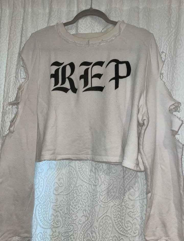 sterlingco_12's tweet image. 🚨MIDNIGHTS GIVEAWAY!🚨

i’ll be choosing one person to win midnights CD and REP shirt  #TSmidnighTS  ! winner selected on oct 17. 

to enter, Tag 2 friends and follow me &amp;amp; @tayesthetic13 and retweet!

Note: read the disclaimer!