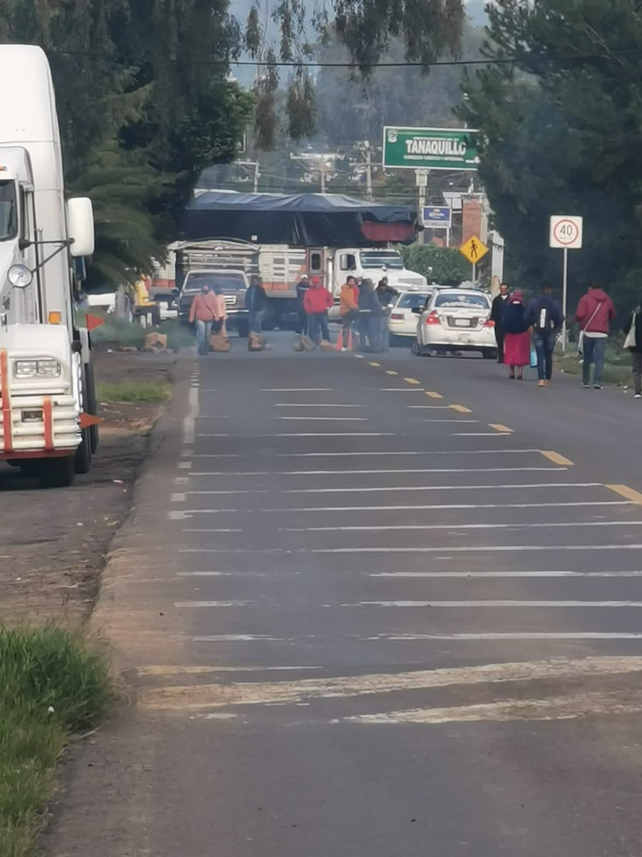 C13Michoacan's tweet photo. #AlertaVial ⚠️ Bloqueo total en la carretera #Morelia-#Guadalajara, por parte de pobladores de #Acachuen y #Carapan que exigen al municipio de #Chilchota presupuesto directo. https://t.co/bUFMYshQ21