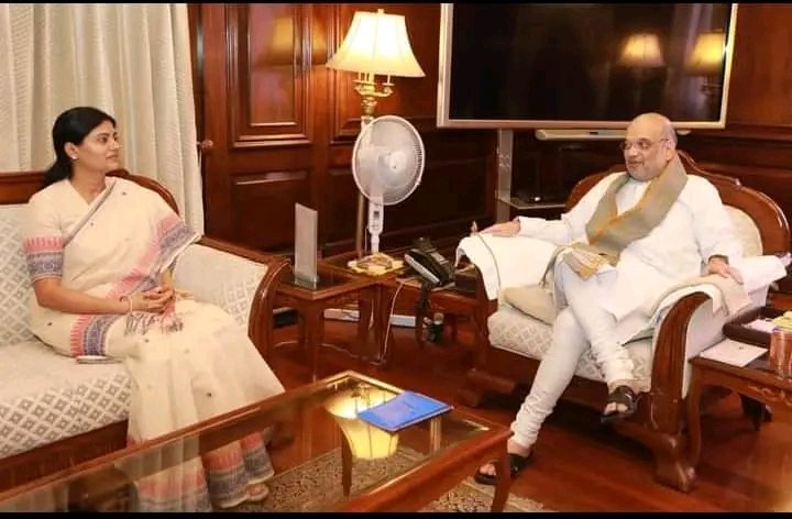 गृह एवं सहकारिता मंत्री श्री <a href="/AmitShah/">Amit Shah</a> जी से आज नई दिल्ली में शिष्टाचार मुलाक़ात हुई।
मुलाकात के दौरान 69 हजार शिक्षक भर्ती में OBC अभ्यर्थियों को न्याय दिलाने एवं उत्तर प्रदेश के विकास और जनकल्याण से जुड़े मुद्दों पर सकारात्मक बातचीत।
<a href="/PMOIndia/">PMO India</a>
<a href="/ApnaDalOfficial/">Apna Dal (S)</a> <a href="/AnupriyaSPatel/">Anupriya Patel</a>