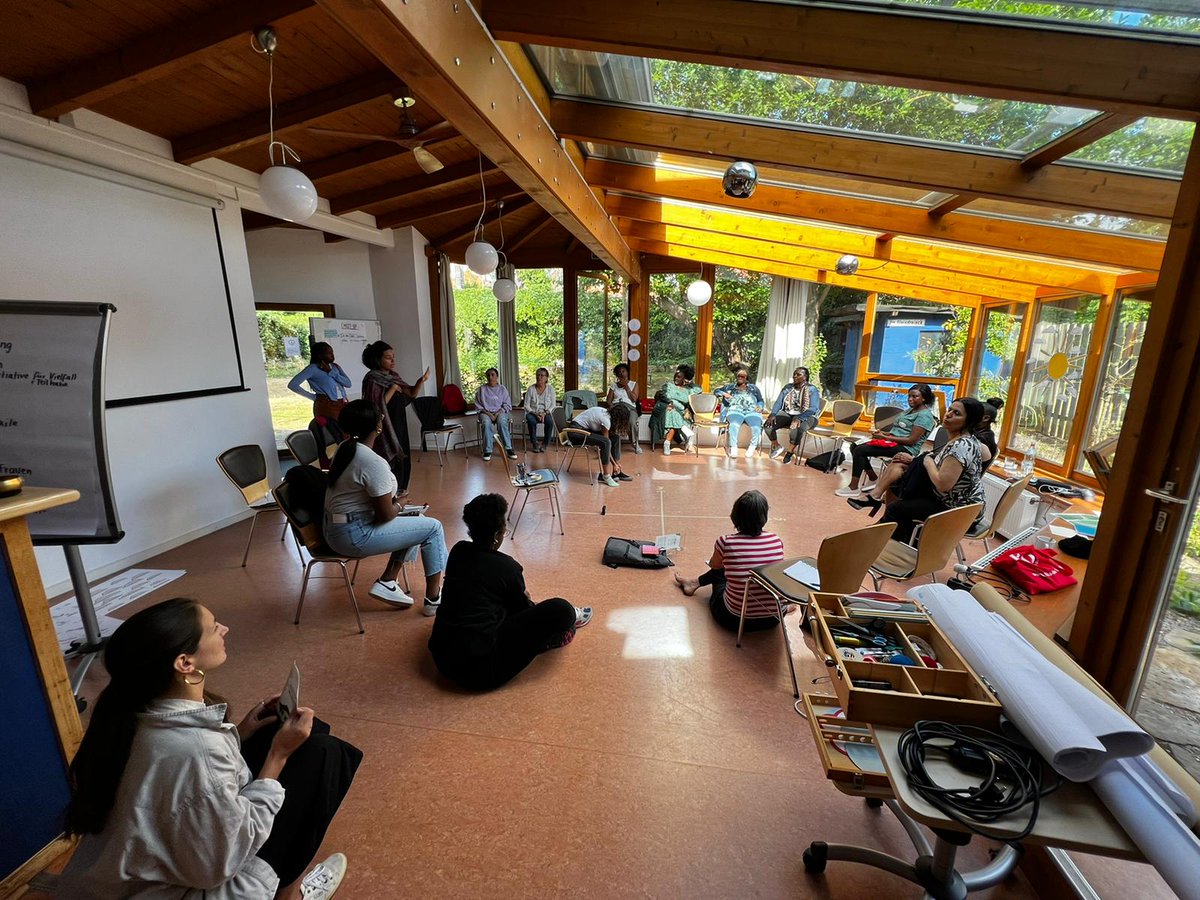 PlaceforAfrica1's tweet photo. Du 8 au 10 juillet, nos stagiaires #ASAProgram @EuphrosineOgouteibo et @AudreyAchieng ont pris part à l’atelier Networking Weekend in filia’s Empowerment Program for Refugee Women initié par @frauen_stiftung à Gleisdreieck, Hanovre.
Lire l'article: https://t.co/EtDazBY31J https://t.co/GZAFnt5ans
