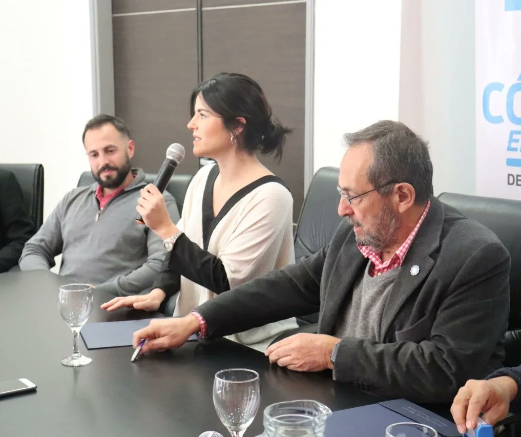 CivicoLbye's tweet photo. "Con esta firma ratificamos el federalismo con el que trabaja el Gobierno de Córdoba a través de la asistencia a localidades de toda la Provincia sin distinguir el tamaño de las mismas ni el color político de quienes las gobiernan", manifestó la Legisladora Busso. https://t.co/GDGyh2FFls