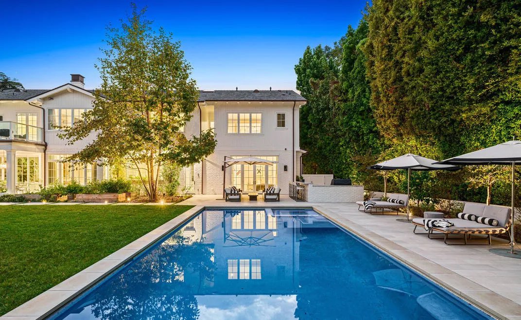 Levon824's tweet photo. Russell Westbrook lists his LA home for $29,995,000. 

He bought the nearly 13,500-square-foot Brentwood house for $19,750,000 million in 2018, per @WSJRealEstate. 

This could be a non-story, but worth noting that Westbrook has sold and purchased homes in Los Angeles before. https://t.co/fVSbCBDCej