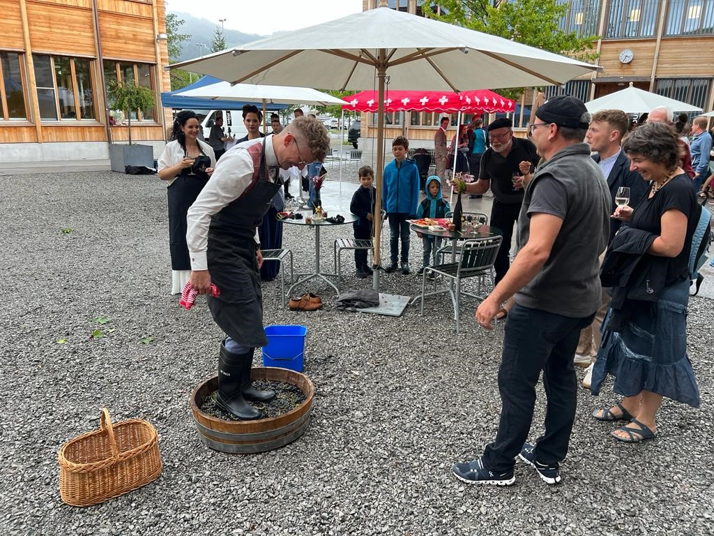 Herzliche Gratulation zur Hochzeit Marco! 💍❤️🍷
Unser Marketingleiter durfte zu diesem Anlass den Wimmet eröffnen und das erste Traubengut, natürlich mit eigener Muskelkraft, pressen. 

Alles gute für die Zukunft wünscht das ganze tobias-Team!