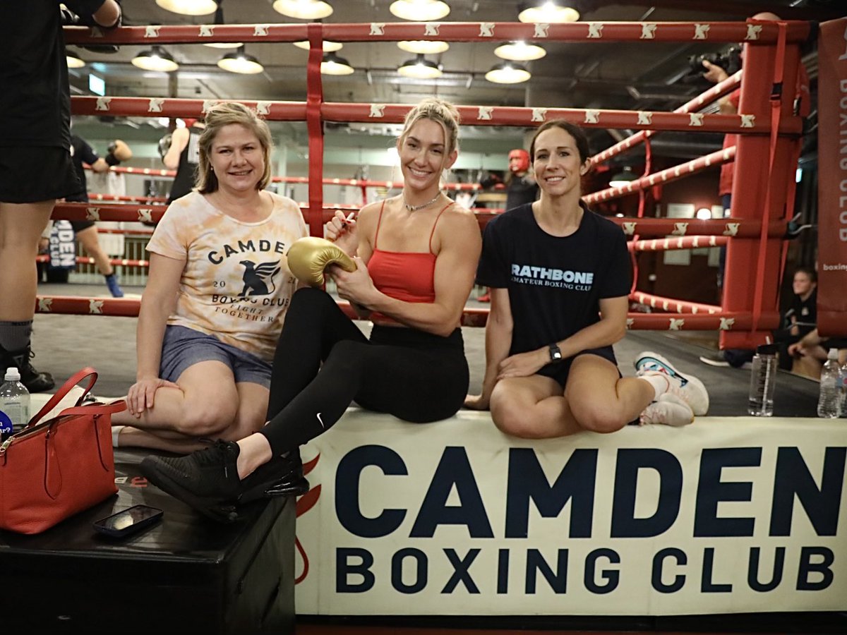 ⭐️ Great to see the Unified Super Featherweight World Champion, @MikaelaMayer1, at our Female Only sparring day at @rathboneabc with @England_Boxing 

#CaneloGGG3 | #femalesport
